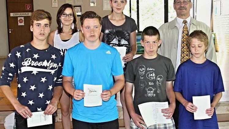 Urkunden des Bundespräsidenten konnte Schulleiter Josef Friedrich (rechts) an diese erfolgreichen Sportlerinnen und Sportler überreichen, die bei den Bundesjugendspielen auf dem Treppchen standen. Foto: Helmut Will