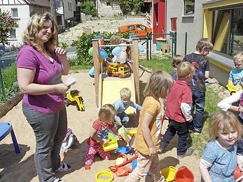 Die Jungen und Mädchen auf ihrem neuen Spielplatz Foto: Paul Pöhlmann