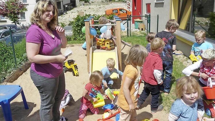 Die Jungen und Mädchen auf ihrem neuen Spielplatz Foto: Paul Pöhlmann