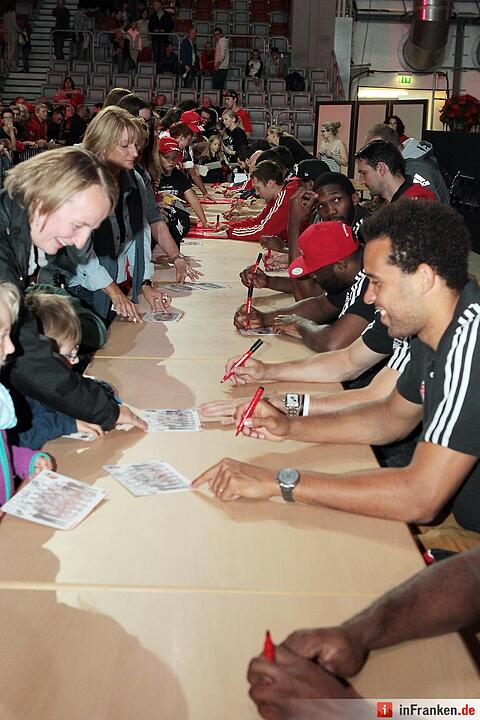 Brose FanParty 220615 03 Autogramme