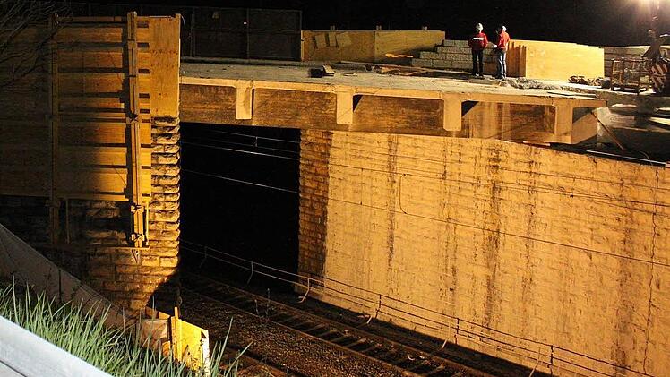 Die Arbeitszeiten an der Brücke sind wegen des Bahnbetriebs eng gesteckt. Foto: Veronika Schadeck