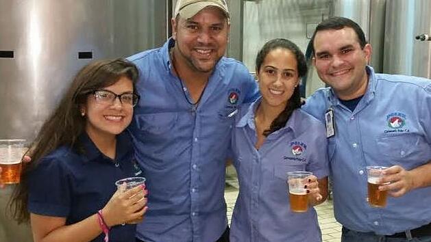 Emily mit ehemaligen Kollegen in der Brauerei "Polar" in Caracas, Venezuela. Foto: privat