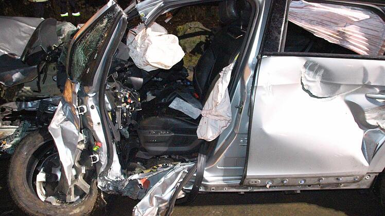 Der Fahrer wurde eingeklemmt und musste von der Feuerwehr befreit werden.  Foto: Friedwald Schedel