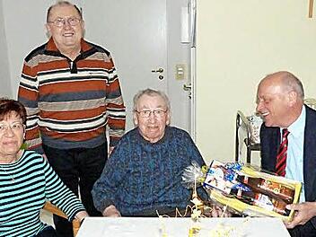 Otto Steger mit (von links) Tochter Ingrid Mittler, Schwiegersohn Hans Mittler und Bürgermeister Hermann Anseltstetter Foto: Werner Reißaus