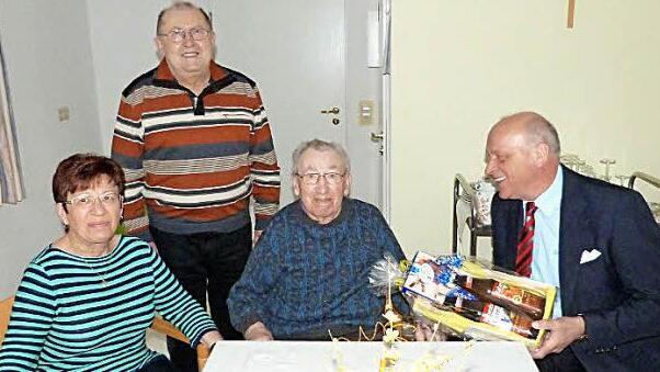 Otto Steger mit (von links) Tochter Ingrid Mittler, Schwiegersohn Hans Mittler und Bürgermeister Hermann Anseltstetter Foto: Werner Reißaus