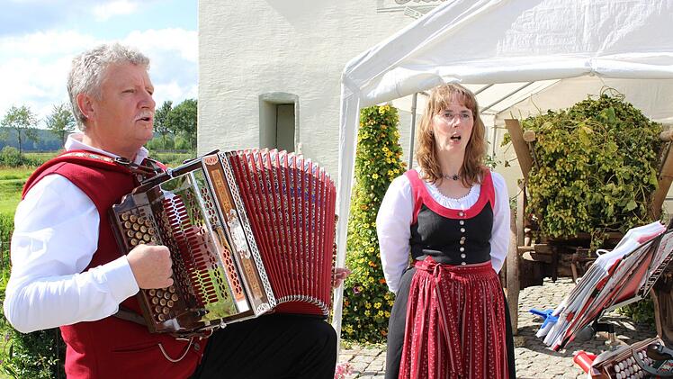 Volkstümliches bot die "Pommersfeldener Heimatmusik”, Otto und Susanne Deppert.