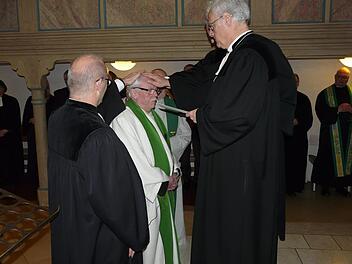 Dekan Günther Werner (r.) verabschiedet Uwe Manert. Foto: Paul Pöhlmann