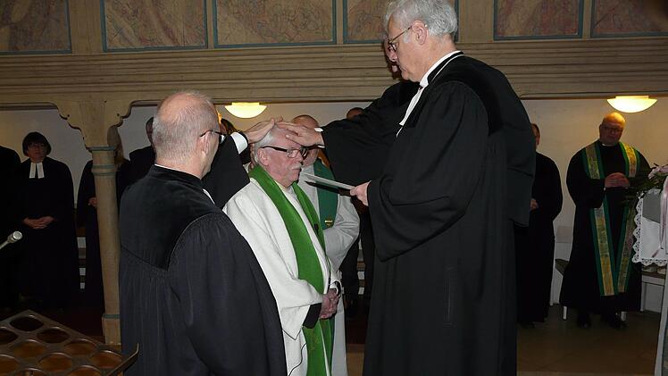 Dekan Günther Werner (r.) verabschiedet Uwe Manert. Foto: Paul Pöhlmann