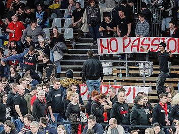 "Keine Leidenschaft - keine Party" war auf den Transparenten der Fans zu lesen. Kurz nach Spielbeginn verließen einige Freaks die Arena, kamen nach zwölf Spielminuten zurück und feuerten die Mannschaft dann in gewohnter Weise lautstark an. Fotos: Daniel Löb