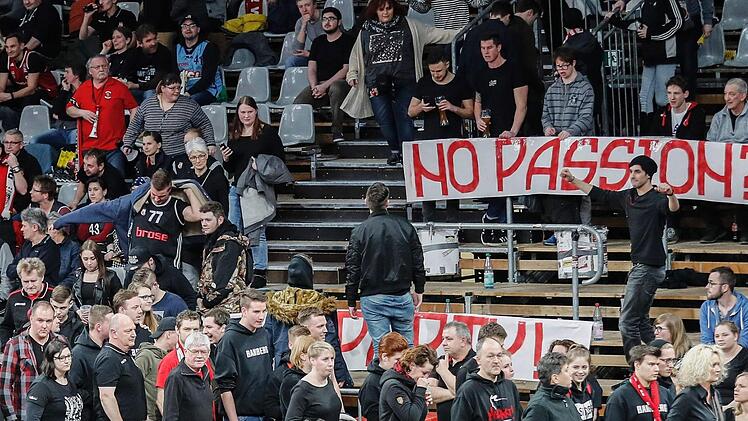 "Keine Leidenschaft - keine Party" war auf den Transparenten der Fans zu lesen. Kurz nach Spielbeginn verließen einige Freaks die Arena, kamen nach zwölf Spielminuten zurück und feuerten die Mannschaft dann in gewohnter Weise lautstark an. Fotos: Daniel Löb