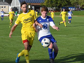 Thulba mit  Sergiu Nistor (links) hat mit den Bad Kissingern um Jonas Schmitt  noch eine Rechnung aus dem Hinspiel offen. Paul F&uuml;ller schoss damals das Tor zum 1:0-Erfolg der Kurst&auml;dter.Hopf