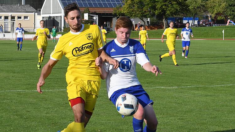 Thulba mit  Sergiu Nistor (links) hat mit den Bad Kissingern um Jonas Schmitt  noch eine Rechnung aus dem Hinspiel offen. Paul F&uuml;ller schoss damals das Tor zum 1:0-Erfolg der Kurst&auml;dter.Hopf
