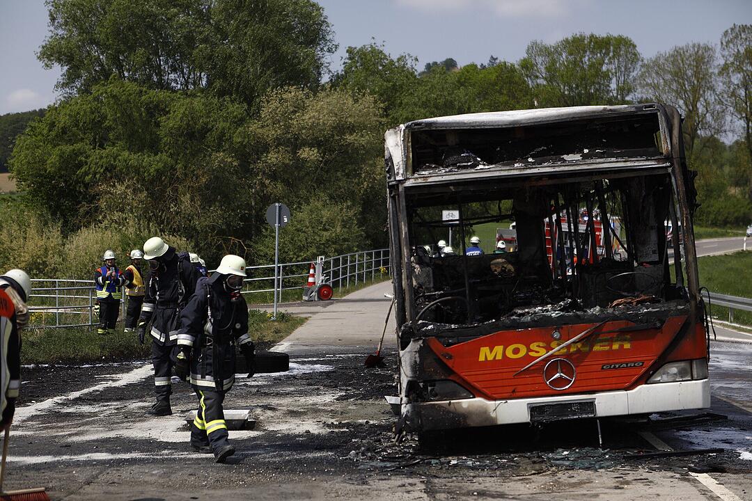 Mittelfranken: Vollbesetzter Schulbus fängt Feuer und brennt komplett aus