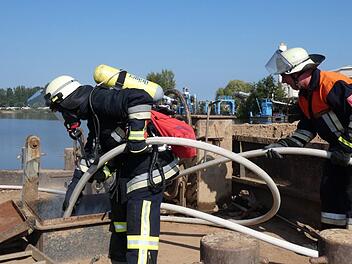 Feuer im Maschinenraum: Ein angenommener Brand auf einem Schubleichter war Teil des Szenarios, das sich die Verantwortlichen für die Großübung in Sand am Main aus gedacht hatten. Hier kam auch Atemschutz zum Einsatz.  Fotos: Christian Licha