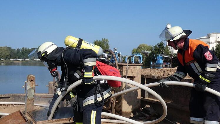Feuer im Maschinenraum: Ein angenommener Brand auf einem Schubleichter war Teil des Szenarios, das sich die Verantwortlichen für die Großübung in Sand am Main aus gedacht hatten. Hier kam auch Atemschutz zum Einsatz.  Fotos: Christian Licha