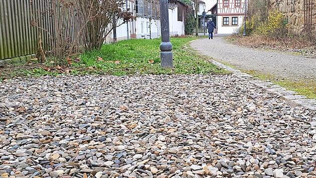 Auf der gekiesten Fl&auml;che im Sophieng&auml;rtchen soll das Hochbeet entstehen. Hier finden die Pflanzen aus dem Hexenbeet dann Platz. Foto: Brigitte Krause