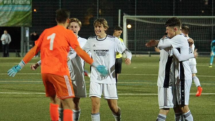 Jubelnd liegen sich die Jungs der JFG Steigerwald nach dem Schlusspfiff in den Armen.  Foto: J&ouml;rg T&ouml;lzel