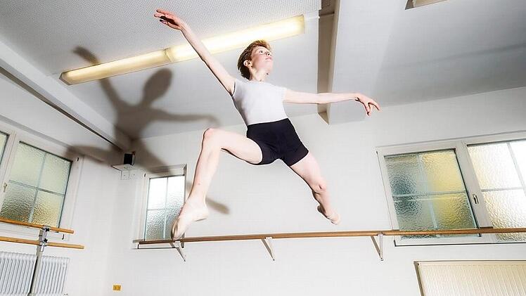 Im Ballettsaal vor mittlerweile drei Jahren: Lucas beweist Sprungkraft.  Foto: dpa