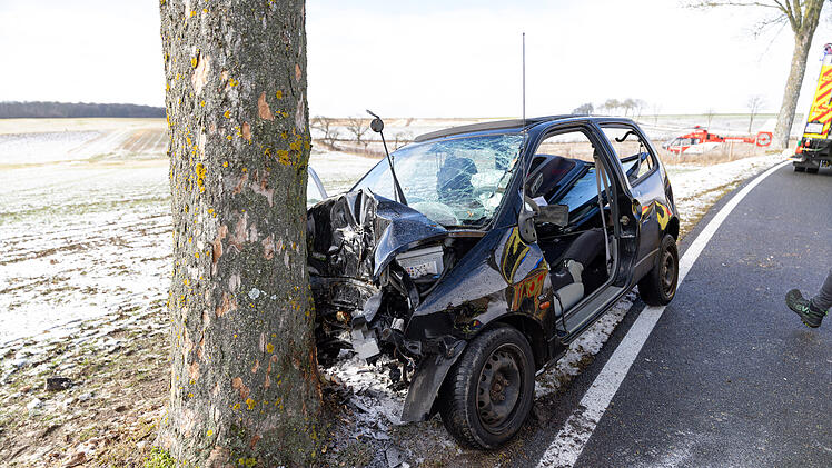 Frau lebensgef&auml;hrlich verletzt: 18-j&auml;hrige Fahranf&auml;ngerin verliert Kontrolle &uuml;ber Auto und kracht gegen Baum