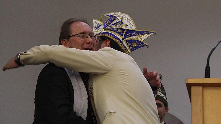 Sebastian Kröckel von der HaKaGe überreicht seine Grüße