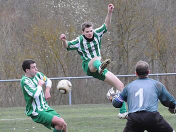Hoher Luftstand: Jörg Schmitt vom SV Machtilshausen bekommt die Möglichkeit, kurz vor dem Ende auf 0:2 zu erhöhen. Links Markus Schmitt und rechts Keeper Alexander Heim (SG Hassenbach). Foto: ssp