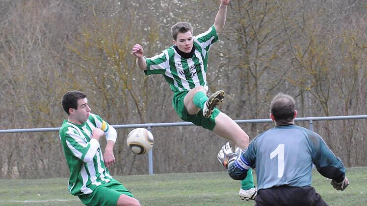 Hoher Luftstand: Jörg Schmitt vom SV Machtilshausen bekommt die Möglichkeit, kurz vor dem Ende auf 0:2 zu erhöhen. Links Markus Schmitt und rechts Keeper Alexander Heim (SG Hassenbach). Foto: ssp