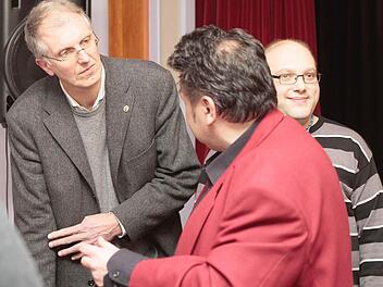 Aufeinandertreffen in Bayreuth: Der Unterstützerkreis Ulvi hatte den seit 13 Jahren in der Psychiatrie sitzenden Ulvi K. (rechts) am Mittwochabend mit Deutschlands bekanntestem falschen Arzt Gert Postel (links) zusammengebracht. In der Mitte: Ulvis Anwalt Thomas Saschenbrecker.  Foto: Jochen Nützel