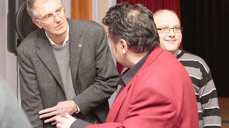 Aufeinandertreffen in Bayreuth: Der Unterstützerkreis Ulvi hatte den seit 13 Jahren in der Psychiatrie sitzenden Ulvi K. (rechts) am Mittwochabend mit Deutschlands bekanntestem falschen Arzt Gert Postel (links) zusammengebracht. In der Mitte: Ulvis Anwalt Thomas Saschenbrecker.  Foto: Jochen Nützel