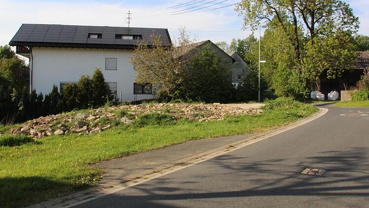 Dieses Gelände hat die Gemeinde erworben und ein darauf befindlichen Haus abgerissen.  Foto: Matthias Beetz