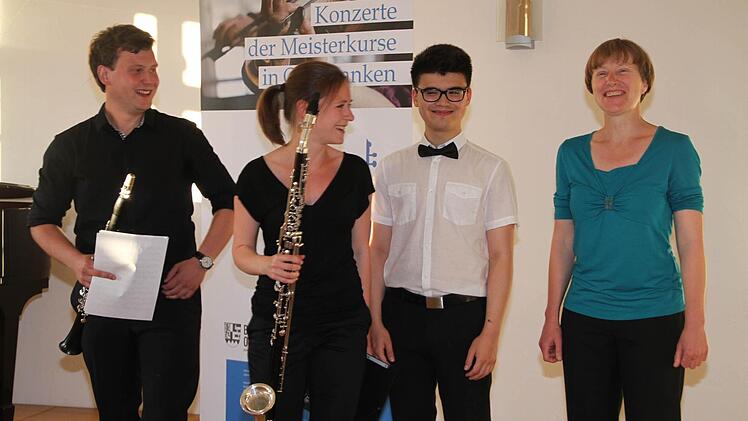 (v. li.) Die Musikstudenten Markus Rendl, Sina Herbst und Seraphin Maurice Lutz gaben unter der musikalischen Begleitung von Angela Grau ein vielbeachtetes Konzert.