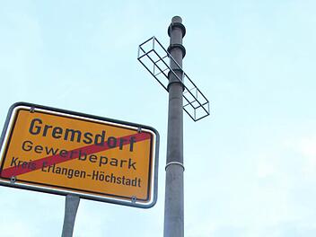 Der Werbepylon an der A3 bei Gremsdorf steht schon, die Leuchtreklame kommt noch.  Foto: Christian Bauriedel