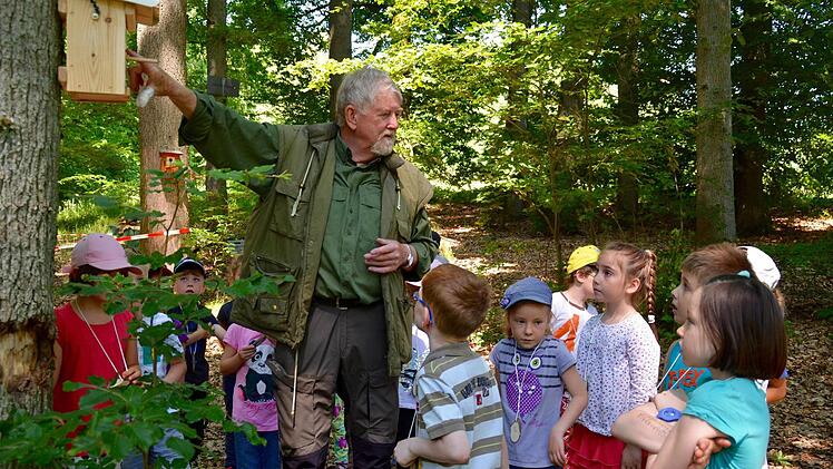 Hier hat Josef Rüttiger, Jäger Sepp genannt, den Nistkasten der diesjährigen Mondkindergruppe aufgehängt. Die Kinder erklären ihm, weshalb der Kasten im Herbst gereinigt werden muss. Foto: Kathrin Kupka-Hahn