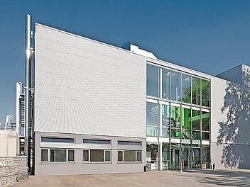 Als VIP-Gebäude wird dieser "Containerbau" am Stadion der SpVgg Fürth genutzt. Er könnte am Sportpark in Höchstadt eine neue Heimat finden, dem TSV als Vereinsheim dienen und bei der Integration von Flüchtlingen helfen.  Foto: Architekturbüro Wiesneth