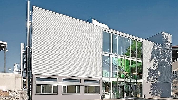 Als VIP-Gebäude wird dieser "Containerbau" am Stadion der SpVgg Fürth genutzt. Er könnte am Sportpark in Höchstadt eine neue Heimat finden, dem TSV als Vereinsheim dienen und bei der Integration von Flüchtlingen helfen.  Foto: Architekturbüro Wiesneth