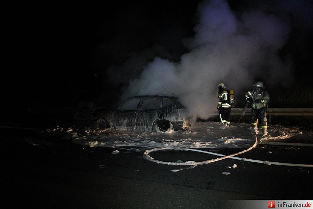 Auto geht auf A73  in Flammen auf