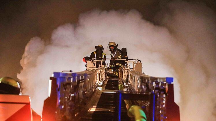Rund 80.000 Euro Sachschaden entstand bei einem Scheunenbrand in Ebing (Landkreis Bamberg). Fotos: News 5/Merzbach
