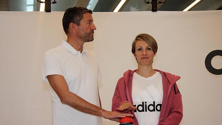 Magdalena Neuner und Kasper Rorsted kurz vor dem symbolischen Knopfdruck.  Foto: Richard Sänger
