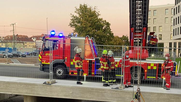 Am Samstag stürzte eine Person von einer Brücke - die Höhenrettungsgruppe der Feuerwehr Würzburg war im Einsatz.