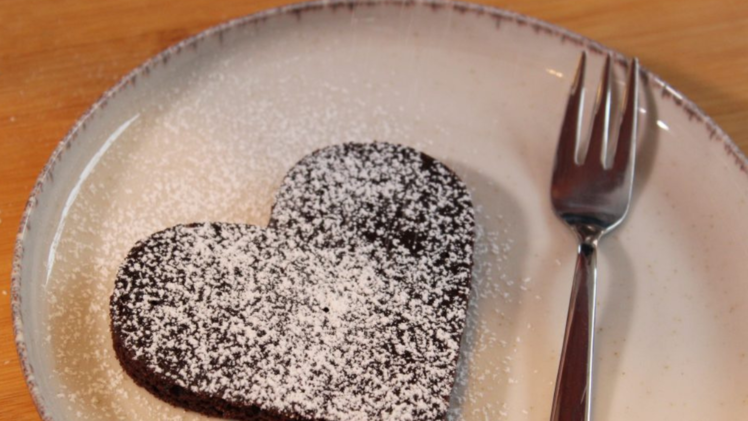 Im Handumdrehen romantisch: Brownies mit einer Herz-Form ausstehen