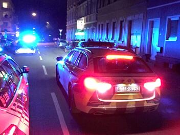 Messerstecherei erfordert Gro&szlig;einsatz der Polizei - zwei Verletzte, eine Festnahme