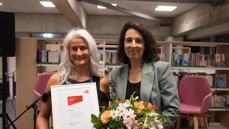 2025 erhielt Britta (links) f&uuml;r ihr Engagement zur Aufkl&auml;rung &uuml;ber Demenz und ihren offenen Umgang mit ihrer Erkrankung von Dr. Eva Koch von der Hertie-Stiftung den Hertie-Preis.