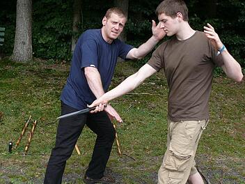 Jürgen Brix (links) ist Trainer in der philippinischen Kali-Kampfkunst. Hier demonstriert er mit seinem Sohn Michael die Verteidigungstechnik. Er pariert einen simulierten Messerangriff und geht anschließend sofort zum Gegenangriff über, um den Angreifer kampfunfähig zu machen. Fotos: Manfred Wagner