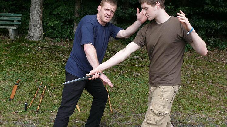 Jürgen Brix (links) ist Trainer in der philippinischen Kali-Kampfkunst. Hier demonstriert er mit seinem Sohn Michael die Verteidigungstechnik. Er pariert einen simulierten Messerangriff und geht anschließend sofort zum Gegenangriff über, um den Angreifer kampfunfähig zu machen. Fotos: Manfred Wagner