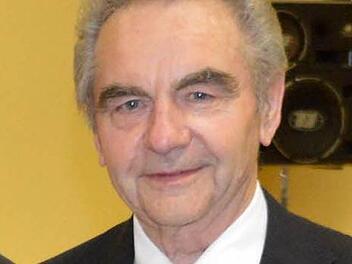 Der Ehrenamtsbeauftragte Georg Stöth verabschiedet sich bei der Halbzeit-Tagung des Fußballkreises Rhön.  Foto: Archiv