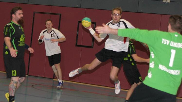 Der Eberner Jonathan Steffan (Dritter von links) kommt zum Abschluss.