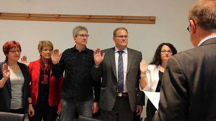 Marianne Leykam, Monika Brandt, Thomas Thau, Norbert Groß und Tanja Friedrich werden als neue Gemeinderäte in Kasendorf von Bürgermeister Bernd Steinhäuser vereidigt. Fotos: Katharina Müller-Sanke