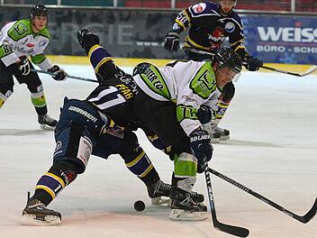 Höchstadts Alex Funk (weißes Trikot) sorgte vor allem im ersten Drittel für Wirbel und war an vielen gefährlichen Aktionen beteiligt. Patrik Dzemla (hinten, links) beobachtet die Szene. Fotos: Picturedreams