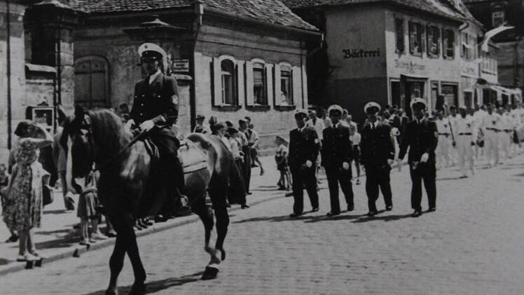 Das waren noch Zeiten: berittene Stadtpolizei beim Annafestzug in Forchheim Foto: Archiv