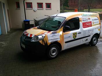 Durch das Sponsoring können die Gößweinsteiner Bauhofmitarbeiter mit einem Renault Kangoo ihre Einsätze fahren.  Foto: Markt Gößweinstein