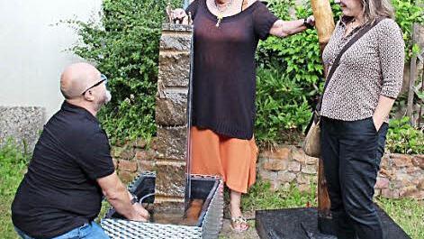 Die drei Gastgeber im Koch'schen Anwesen beim Vorbereiten (v. l.): Erwin Koch, Gerti Koch und Sabine Nein